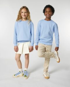 Børn iført Mini Changer 2.0 sweatshirts i lyseblå fra Zo24 Printhouse, ideelle til tryk og personlig design.