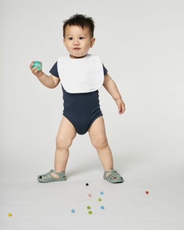 Baby iført en hagesmæk fra Zo24 Printhouse – perfekt til personliggjort tryk og design