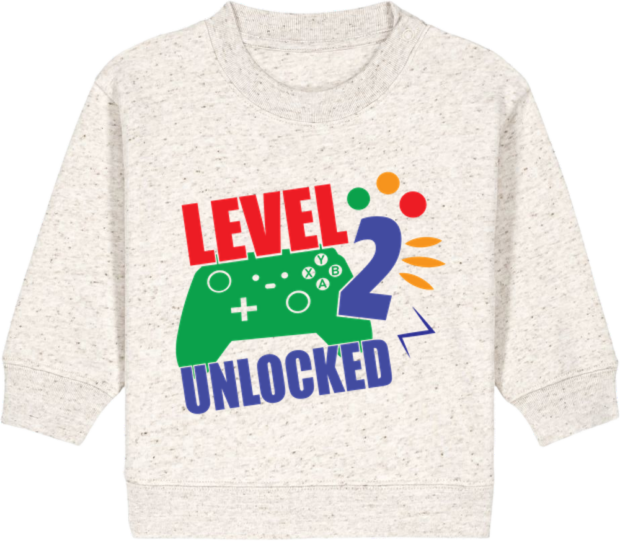Baby Changer sweatshirt i meleret råhvid med print “Level 2 Unlocked” – en oplagt gave til gamingforældre med 2-årig.