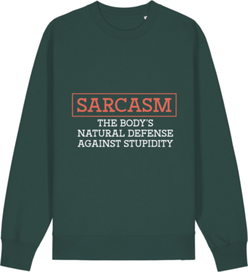 Grøn sweatshirt med teksten 'SARCASM: The body's natural defense against stupidity' - en humoristisk gaveidé.