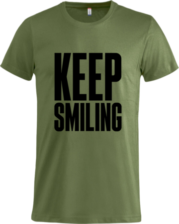 Basic T i lys armygrøn med sort KEEP SMILING-print – afslappet stil med et stærkt budskab.