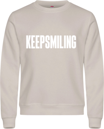 Miami Roundneck sweatshirt i sandfarvet beige med hvidt KEEP SMILING-print – blød og lys basisfarve.
