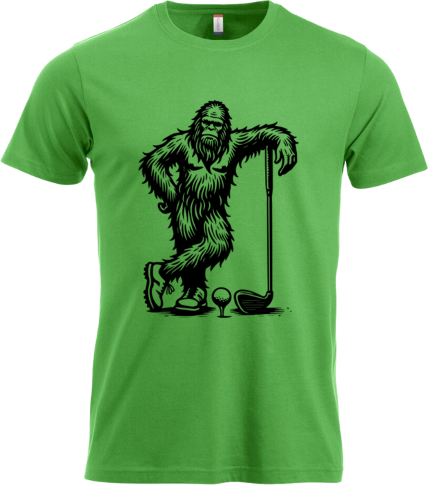 Klassisk t-shirt i grøn med sort print af Bigfoot, der nyder en runde golf – perfekt til udendørs golfhygge.