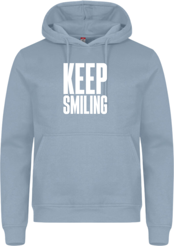Miami Hoodie i lyseblå med hvidt KEEP SMILING-print – en frisk hoodie med lys farve og optimistisk attitude.
