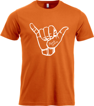 Orange T-shirt med hvidt Shaka-håndtegn og Michelle Vesterby signatur.