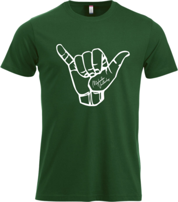Armygrøn T-shirt med hvidt Shaka-håndtegn og Michelle Vesterby signatur.