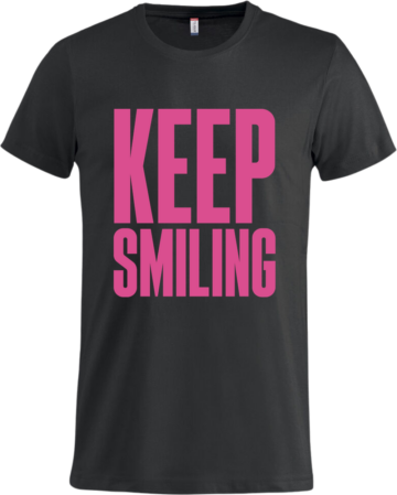 Basic T i sort med pink KEEP SMILING-print – en klassisk sort T-shirt med motiverende budskab i pink.