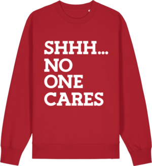 Rød sweatshirt med hvid tekst “SHHH… NO ONE CARES” – humoristisk statement-trøje med attitude.