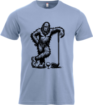 Klassisk t-shirt i lyseblå med sort stregtegning af Bigfoot og golfudstyr – sjov og sporty.