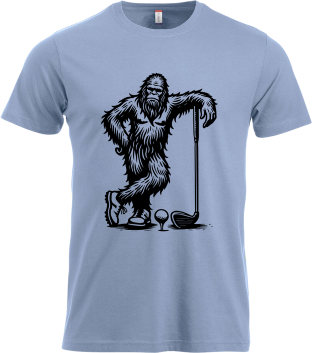 Klassisk t-shirt i lyseblå med sort stregtegning af Bigfoot og golfudstyr – sjov og sporty.