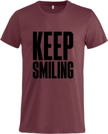 Basic T i vinrød med sort KEEP SMILING-print – varm farve og positiv energi i én T-shirt.