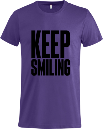 Basic T i lilla med sort KEEP SMILING-print – kreativ og iøjnefaldende T-shirt med budskab.