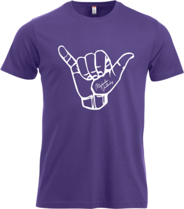 Lilla T-shirt med hvidt Shaka-håndtegn og Michelle Vesterby signatur.