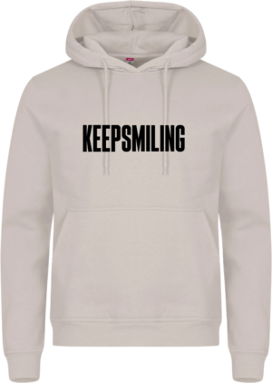Miami Hoodie i sandfarvet med sort KEEPSMILING-print – en lys og stilren hoodie med positiv energi og minimalistisk vibe.