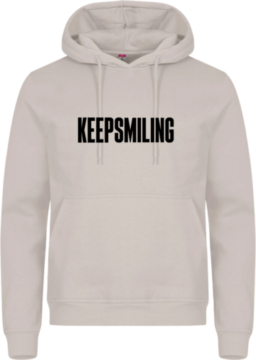 Miami Hoodie i sandfarvet med sort KEEPSMILING-print – en lys og stilren hoodie med positiv energi og minimalistisk vibe.