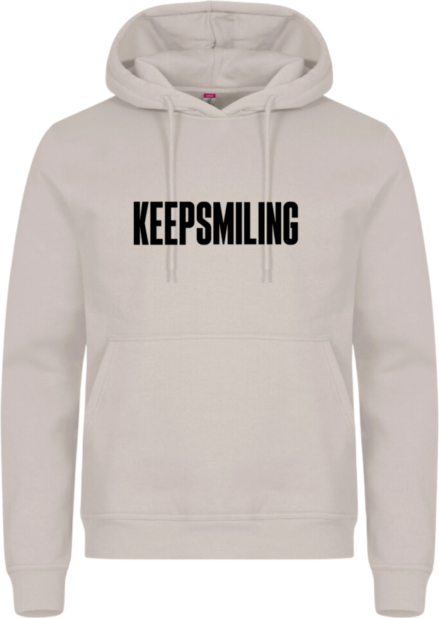 Miami Hoodie i sandfarvet med sort KEEPSMILING-print – en lys og stilren hoodie med positiv energi og minimalistisk vibe.