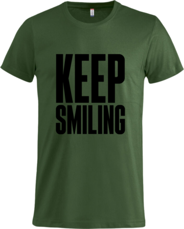 Basic T i mørk armygrøn med sort KEEP SMILING-print – rå og positiv statement-T-shirt.