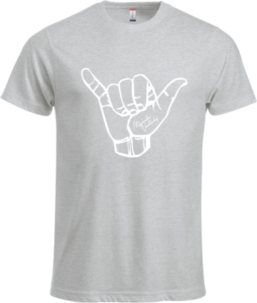 Lys grå T-shirt med hvidt Shaka-håndtegn og Michelle Vesterby signatur.