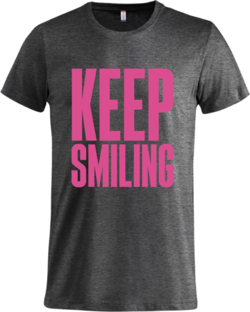 Basic T i meleret grå med pink KEEP SMILING-print – sporty og afslappet look med pink statement-tekst.