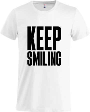 Basic T i hvid med sort KEEP SMILING-print – stilren og klassisk T-shirt med budskab.