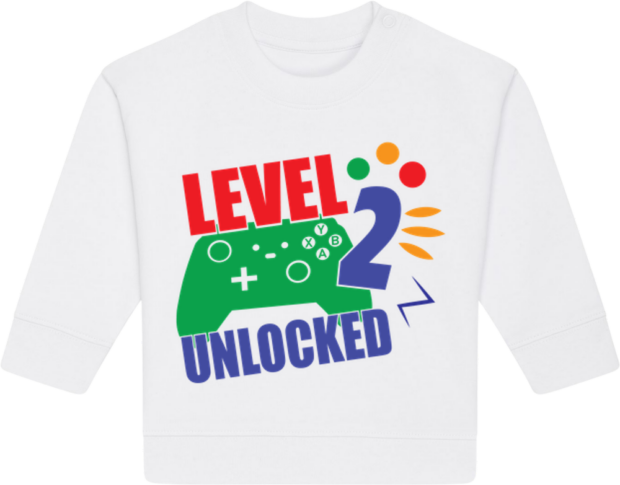 Baby Changer sweatshirt i hvid med farverig tekst “Level 2 Unlocked” og grøn controller – oplagt gave til 2-årig gamerfan.