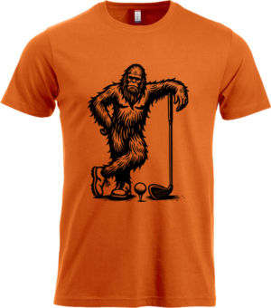 Klassisk t-shirt i orange med sort print af Bigfoot, der læner sig på en golfkølle – et skævt og sjovt design til golfglade.