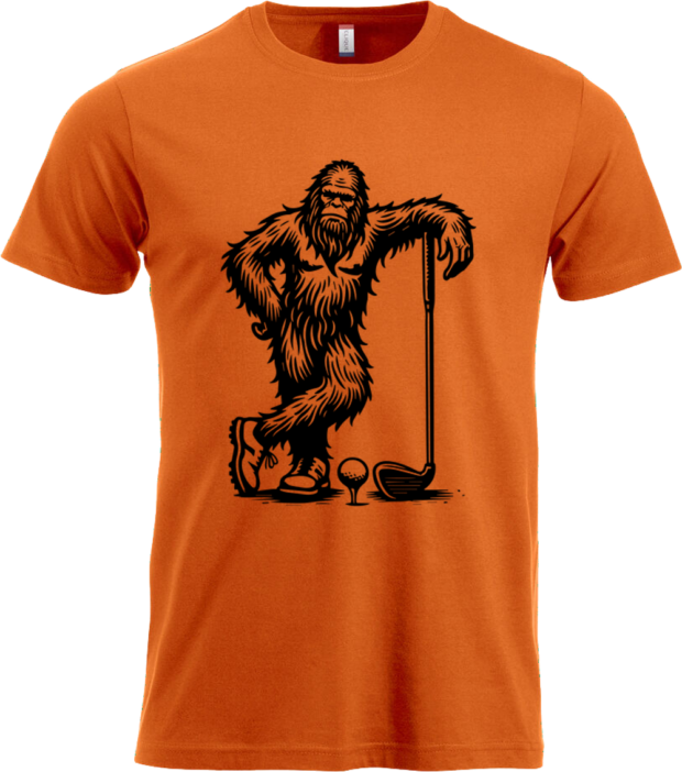 Klassisk t-shirt i orange med sort print af Bigfoot, der læner sig på en golfkølle – et skævt og sjovt design til golfglade.