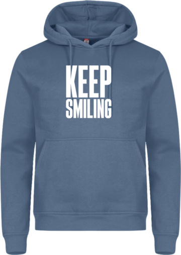 Miami Hoodie i støvet blå med hvidt KEEP SMILING-print – en rolig og cool statement-trøje til hverdagsglæde.