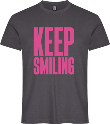 Basic T i mørkegrå med pink KEEP SMILING-print – cool T-shirt med stærkt farvespil og positivt budskab.