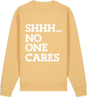 Gul sweatshirt med hvid tekst "SHHH... NO ONE CARES" – sjov og personlig gaveidé til konfirmationen.