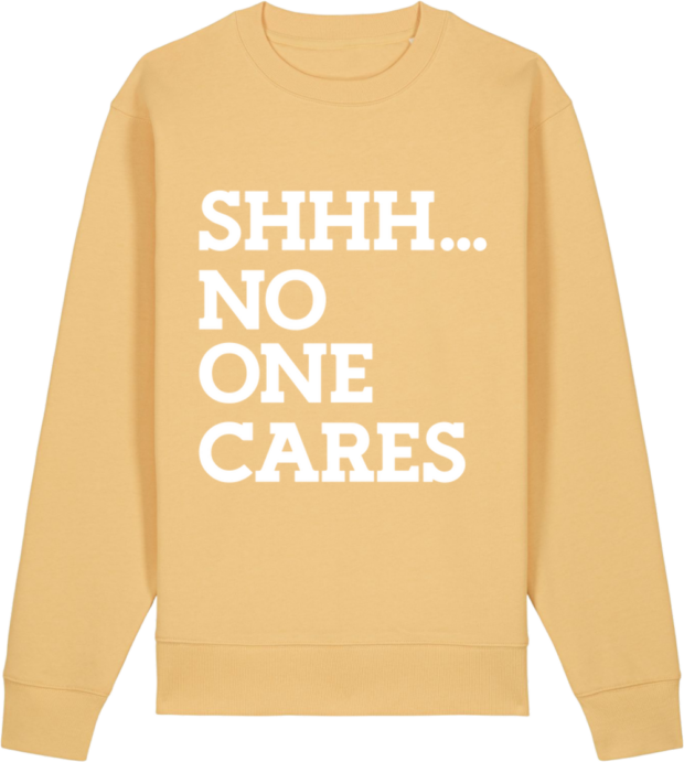 Gul sweatshirt med hvid tekst "SHHH... NO ONE CARES" – sjov og personlig gaveidé til konfirmationen.