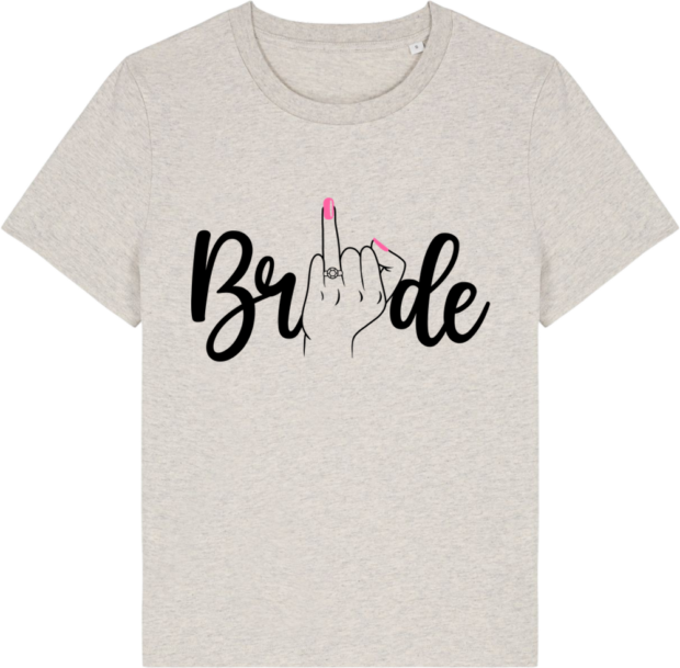 ideer til polterabend med en lysegrå t-shirt designet med ordet "Bride" og en tegning af en hånd med pink neglelak og forlovelsesring, perfekt til en sjov og personlig polterabend.