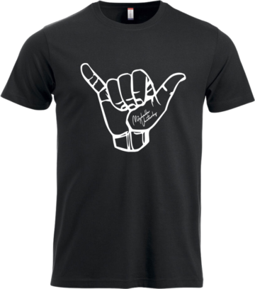Sort T-shirt med hvidt Shaka-håndtegn og Michelle Vesterby signatur – cool og enkel Tee med et stærkt budskab om frihed og attitude.