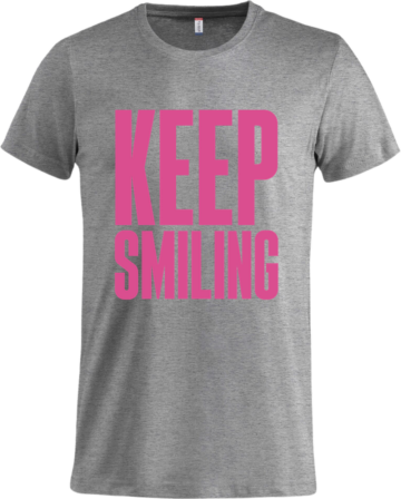 Basic T i lysegrå med pink KEEP SMILING-print – blød T-shirt med stærkt budskab.