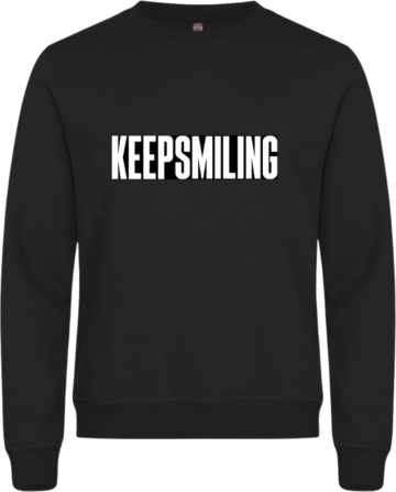 Miami Roundneck i sort med hvidt "KEEPSMILING"-print – enkel, stærk og fuld af attitude.
