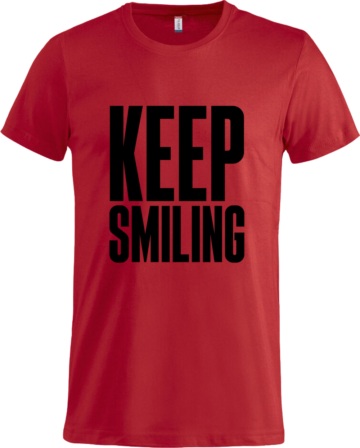 Basic T i rød med sort KEEP SMILING-print – energisk statement på en klassisk rød T-shirt.
