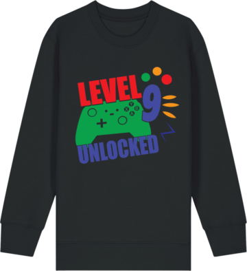 Mini Changer 2.0 sweatshirt i sort med farverig tekst “Level 9 Unlocked” og gamecontroller – stilren fødselsdagstrøje til gamingfans.