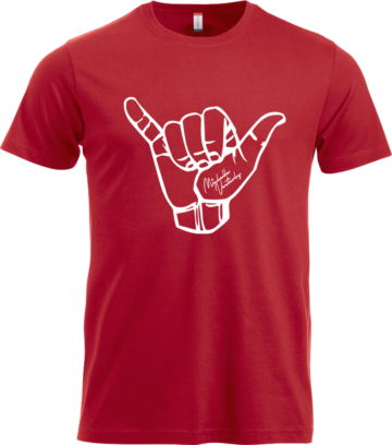 Rød T-shirt med hvidt Shaka-håndtegn og Michelle Vesterby signatur.