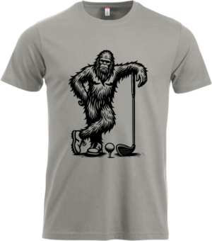 Klassisk t-shirt i lysegrå med tegnet motiv af Bigfoot med golfkølle og golfbold – perfekt som gave til golfspilleren med humor.