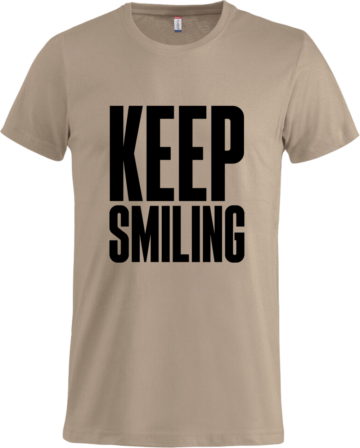 Basic T i beige med sort KEEP SMILING-print – jordnær T-shirt med tydeligt statement.