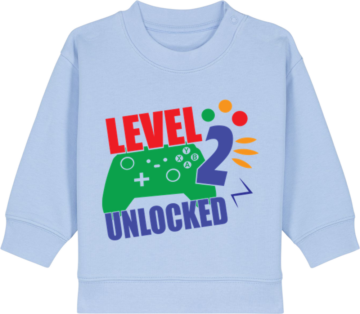 Baby Changer sweatshirt i lyseblå med gamerprint “Level 2 Unlocked” – sød og sjov trøje til en lille fødselar.