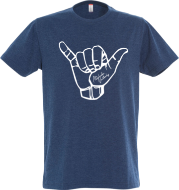 Meleret blå T-shirt med hvidt Shaka-håndtegn og Michelle Vesterby signatur.