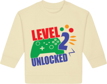 Baby Changer sweatshirt i lysegul med farverig gamerillustration og teksten “Level 2 Unlocked” – blød og sjov fødselsdagsbluse.