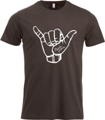 Mørkebrun T-shirt med hvidt Shaka-håndtegn og Michelle Vesterby signatur.