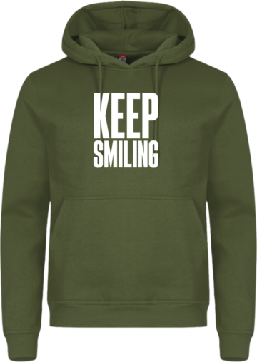 Miami Hoodie i armygrøn med hvidt KEEP SMILING-print – en afslappet hoodie med positiv energi og naturvibes.