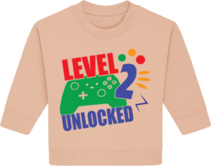 Baby Changer sweatshirt i ferskenfarvet med farverigt gamerdesign – “Level 2 Unlocked” til 2-års fødselsdag med et glimt i øjet.