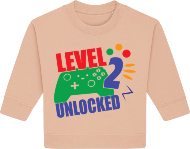 Baby Changer sweatshirt i ferskenfarvet med farverigt gamerdesign – “Level 2 Unlocked” til 2-års fødselsdag med et glimt i øjet.
