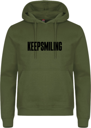 Miami Hoodie i armygrøn med sort KEEPSMILING-print – en urban statement-hoodie med rå attitude og et smil i ærmet.
