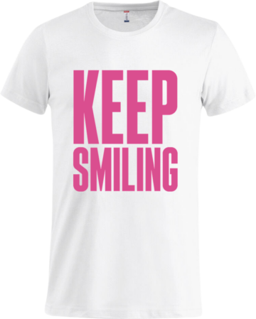 Basic T i hvid med pink KEEP SMILING-print – enkel og lys T-shirt med iøjnefaldende pink tekst.