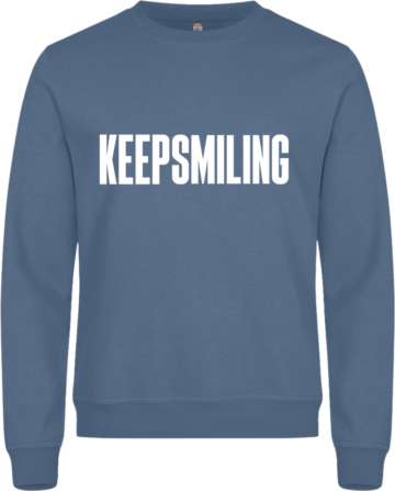 Miami Roundneck sweatshirt i blågrå med hvidt KEEP SMILING-print – dæmpet tone til alle sæsoner.